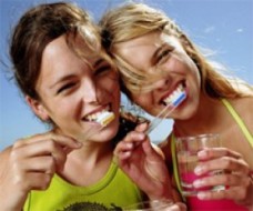 dziewczyny myją zęby